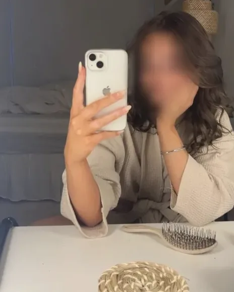 Larissa, 20